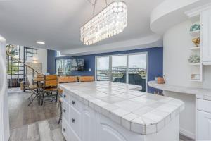 DO with AC 3 Suites Waterfront Marina Home