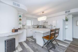 DO with AC 3 Suites Waterfront Marina Home