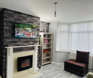 Cozy 2 Bedroom House in Bradford with 2 private car parking and garden - Idle