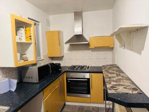 Cozy 2 Bedroom House in Bradford with 2 private car parking and garden