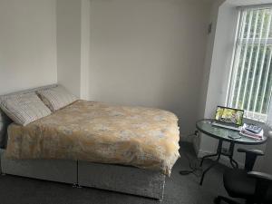 Cozy 2 Bedroom House in Bradford with 2 private car parking and garden