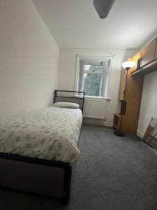 Cozy 2 Bedroom House in Bradford with 2 private car parking and garden