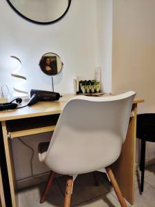 Elegant Central Studio with Balcony & WiFi Fiber