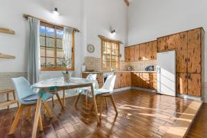 Canarian Villa with Pool 27C, Lovely Patio and Parking