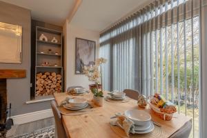 Glenroy Place - sleeps 7, private drive, log burner