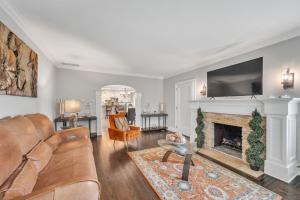 Five-Bedroom House room in Serene & Charming 5BR Des Plaines Getaway