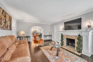 Serene & Charming 5BR Des Plaines Getaway home - Addison