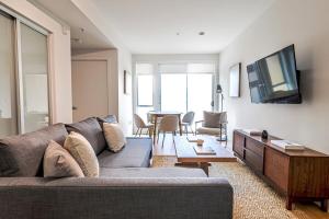 Trendy 2BR Steps to Promenade Beach & SM Pier!