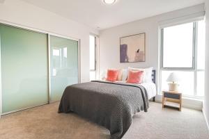 2BR Condo in Santa Monica - Walking Distance to Beach, Dining, Shopping & Promenade