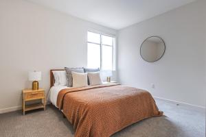 2BR Condo in Santa Monica - Walking Distance to Beach, Dining, Shopping & Promenade