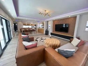 Luxurious 12 sleeper Appaloosa Villa - Table View