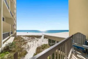 Shore Beats Work Gulf-Front Escape with Stunning Views & Balconies - Città di Panama