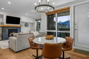 Modern Mountain Oasis Top floor 2 level 2bd