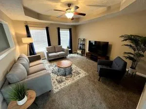 Spacious, 4BR Boho - Family & Pet Friendly - أوك جروف