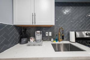 Chic 2BR Haven in Midtown - Prime Location