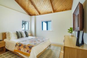 Cozy 2 BR Chalet, Near Town, Hot Springs, Skiing