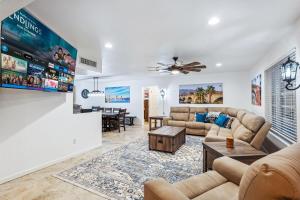 NEW Lakeside Hideaway Spa Game Room Firepit