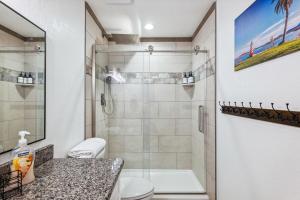 NEW Lakeside Hideaway Spa Game Room Firepit