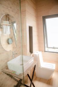 Phòng có giường cỡ King nhìn ra cảnh núi non (King Room with Mountain View)