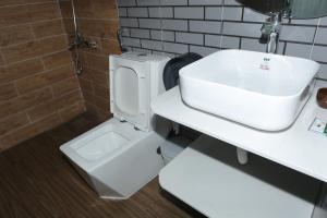 Phòng Giường Đôi Nhìn Ra Núi (Double Room with Mountain View)