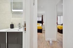 Entire modern 2 Bedroom 2 bathroom Flat in Pinner