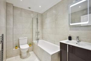 Entire modern 2 Bedroom 2 bathroom Flat in Pinner