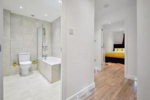 Entire modern 2 Bedroom 2 bathroom Flat in Pinner