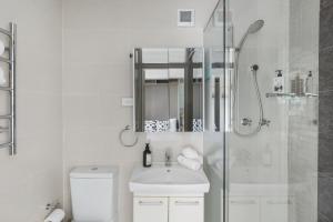 Magical Sydney Escape with Harbour Views & Parking