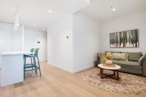 Stunning City and Bay Views Apt with Pool & Gym!