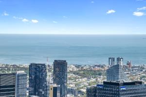 Stunning City and Bay Views Apt with Pool & Gym!