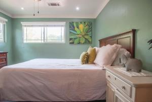 Seq Parks-House with Hot Tub Fire Pit Koi Pond Outdoor Kitchen