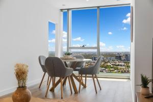 City Center 2BR with Stunning Views, Pool and Gym!