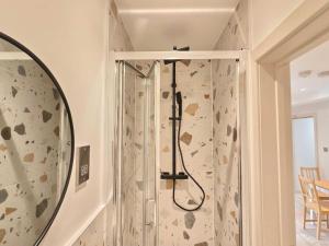Morden Stratford Room 2 with Shared Bathroom