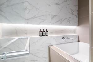 Modern 2BR Apt In Best Location with Balcony and Pool!