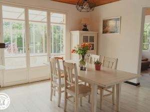 Maisons de vacances Gite avec jeux et terrasse a La Guittiere - FR-1-426-567 : photos des chambres