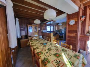 Chalet spacieux avec cheminée et salle de cinéma à Montgenèvre - FR-1-266-242