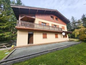 Chalet spacieux avec cheminée et salle de cinéma à Montgenèvre - FR-1-266-242