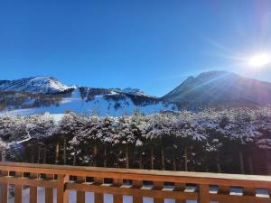 Chalets Chalet spacieux avec cheminee et salle de cinema a Montgenevre - FR-1-266-242 : photos des chambres