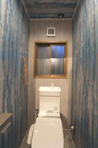 Enjoy old games and have indoor BBQ at Kairas House