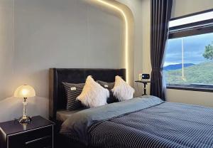 Phòng có giường cỡ King nhìn ra cảnh núi non (King Room with Mountain View)