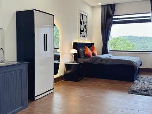 Studio Nhìn Ra Núi (Studio with Mountain View)