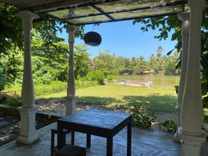 Lake House Hikka