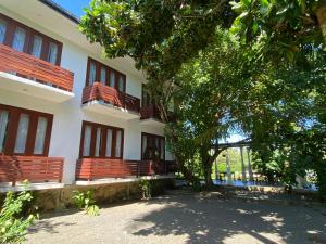 Lake House Hikka