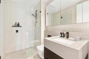 Lux Shortstay Two Bedroom at Collins House