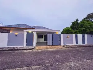 4 Bedroom comfy home walking distance to mall - Ujong Salang