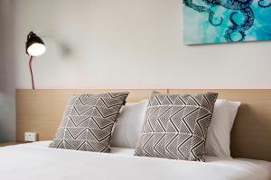 King or Twin Room with Shared Bathroom and Free Welcome Drinks room in Greenacre Hotel