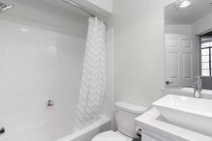 Blueground Beverly Grove pool bbq gym LAX-116