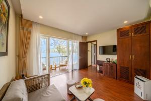 Suite Có Giường Cỡ King Nhìn Ra Biển (King Suite with Ocean View)