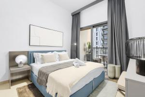 Luxury 1BR City View with Balcony Parking & WiFi Near Dining & Downtown