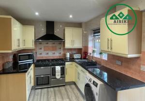 Aisiki Living at Hayes, 3-Bedroom, Pet-Friendly House with Garden, Single or Double Beds, with Free Wi-Fi and Parking Space